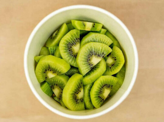 Hãy ăn kiwi trước khi quá chín nhé!